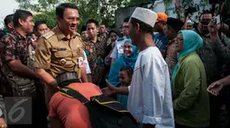 Warga bersalaman dengan Gubernur DKI Jakarta Basuki T Purnama di makam Habib Hasan Al Haddad, Koja, Jakarta Utara, Selasa (14/2). Pemerintah DKI Jakarta berencana melakukan penataan lahan pemakaman tersebut. (Liputan6.com/Gempur M Surya)