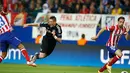 Penyerang Chelsea, Fernando Torres (tengah) mendapat tackling keras dari pemain Atl Madrid, Miranda, dalam laga pertama semifinal Liga Champions di stadion Vicente Calderon, Madrid, (23/4/2014). (REUTERS/Sergio Perez)