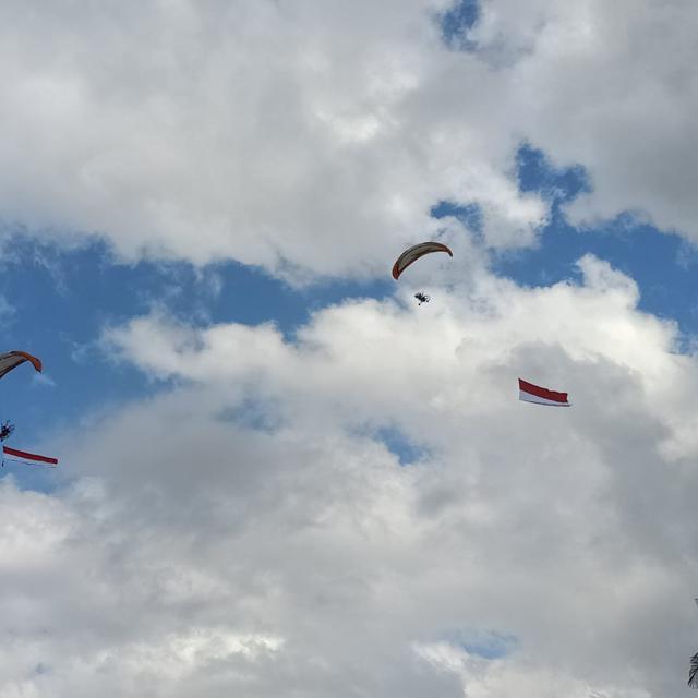 Paramotor Fasida Kibarkan Bendera Merah Putih Di Langit Bali Regional Liputan6 Com