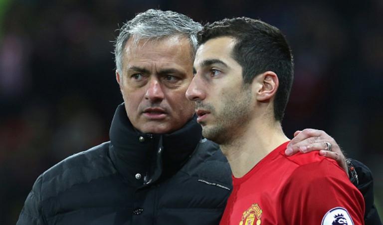 Manajer Manchester United Jose Mourinho (kiri) dan gelandang Henrikh Mkhitaryan (kanan). (dok. Manchester United/John Peters)