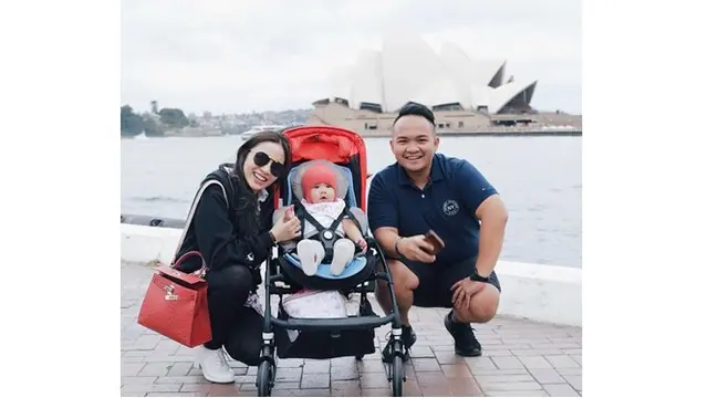 Keluarga Momo Geisha menikmati liburannya di Australia,terlihat sangat bahagia.