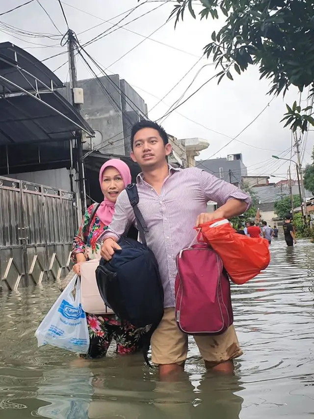 Jadi Korban Banjir, Ini 5 Momen Stafsus Belva Devara Saat Mengungsi