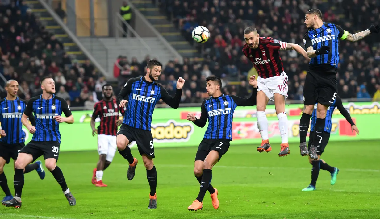 Bek AC Milan Leonardo Bonucci menyundul bola saat melawan Inter Milan dalam pertandingan Liga Italia di stadion San Siro, Milan (4/4). Pertandingan ini diakhiri dengan skor imbang 0-0. (AFP Photo / Miguel Medina)