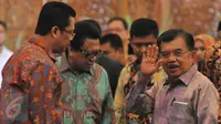 Wapres Jusuf Kalla (kanan)melambaikan tangan kepada awak media saat menghadiri peringatan Hari Konstitusi di Kompleks Parlemen, Senayan, Jakarta, Selasa (18/8/2015). (Liputan6.com/Herman Zakharia)
