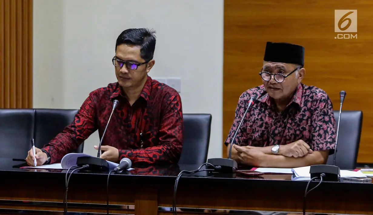 Ketua KPK Agus Rahardjo (kanan) didampingi juru bicara KPK Febri Diansyah (kiri) memberi keterangan terkait barang bukti hasil operasi tangkap tangan (OTT) di Kalimantan Selatan dan Surabaya di gedung KPK, Jakarta, Jumat (5/1).(Liputan6.com/Faizal Fanani)