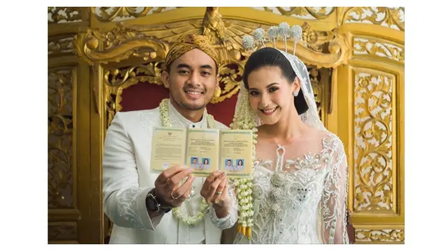 6 Hasil Foto Ciamik Pasangan Menikah di KUA, Latarnya Unik dan Antimainstream
