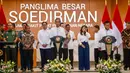 Presiden Republik Indonesia, Joko Widodo (tengah) didampingi Menteri Pertahanan Prabowo Subianto (kanan) memberi sambutan saat peresmian Rumah Sakit Pusat Pertahanan Nasional (RSPPN) di Jakarta pada Senin (19/2/2024). (BAY ISMOYO/AFP)