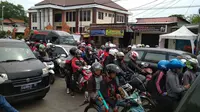 Ribuan pemudik yang menggunakan motor mulai memadati jalur Pantura Cirebon (Liputan6.com/Panji Prayitno)