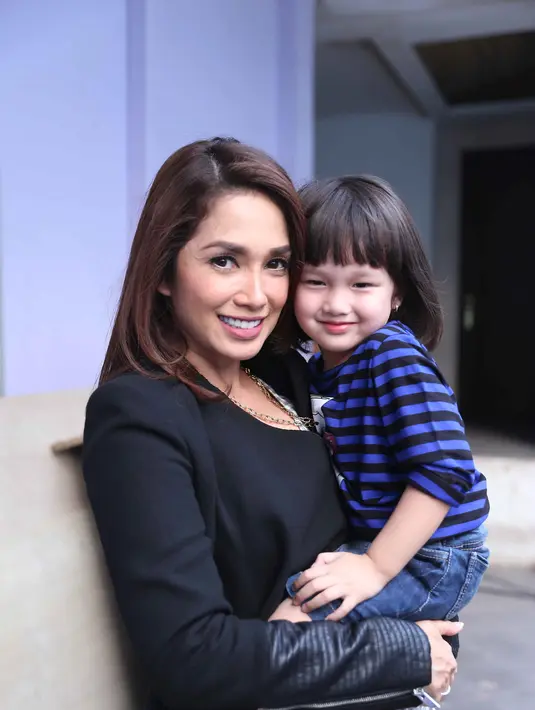 Ussy yang sempat geram dengan pemilik akun palsu tersebut merasa takut jika orang tak dikenal itu ingin mengambil keuntungan dari Ussy. Ia juga tidak terima lantaran selama ini dirinya lah yang melahirkan Elea dari rahimnya. (Nurwahyunan/Bintang.com)