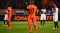 Laga Belanda melawan Prancis dihentikan menit ke-14 untuk mengenang wafatnya Johan Cruyff di Stadion Amsterdam Arena, Amsterdam, Jumat (25/3/2016). Legenda sepak bola dunia itu meninggal pada Kamis (24/3/2016). (AFP/Franck Fife)