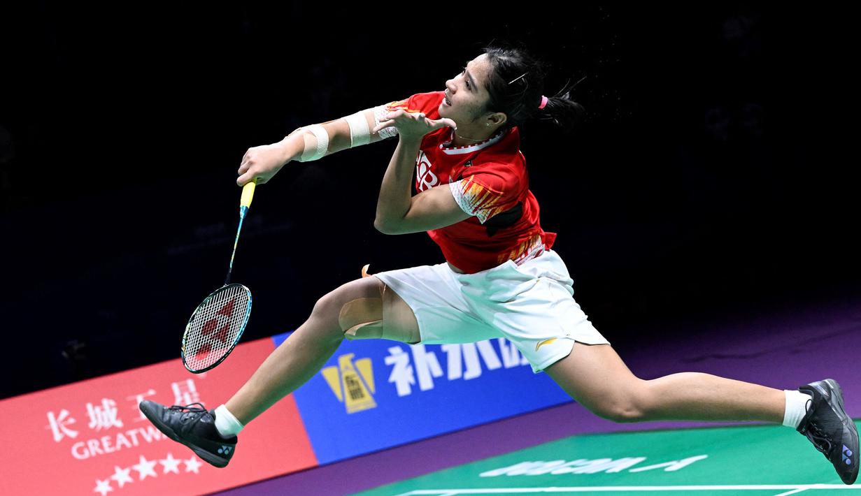 Tunggal putri Indonesia, Ester Nurumi Tri Wardoyo melepaskan smes saat menghadapi wakil Korea Selatan, Kim Ga-ram pada partai ketiga semifinal Piala Uber 2024 antara Indonesia menghadapi Korea Selatan di Hi-Tech Zone Sports Centre Gymnasium, Chengdu, China, Sabtu (4/5/2024). (AFP/Wang Zhao)