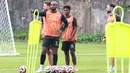 Para pemain Persija Jakarta tampak serius mendengarkan instruksi dari pelatih pada sesi latihan di Persija Training Ground, Depok, pada Senin (2/2/2026) sore WIB sebagai persiapan untuk melawan Arema FC. (Bola.com/Nur Iman Ali)