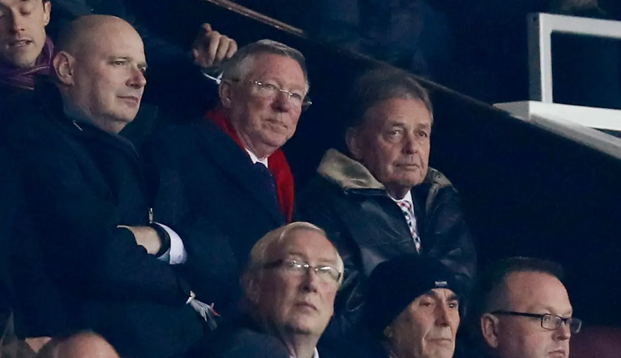 Mantan Pelatih MU, Sir Alex Ferguson menyaksikan pertandingan MU berhadapan West Ham United di perempat final Piala Liga (EFL Cup) di Stadion Old Trafford, Inggris, (1/12). MU menang telak atas West Ham dengan skor 4-1. (Reuters/Jason Cairnduff)