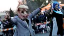 Seorang pria berpakaian sebagai "Donald Trump Pig" saat acara tahunan Parade Nyack Halloween di Desa Nyack, New York, AS (29/10). (Reuters/Mike Segar)