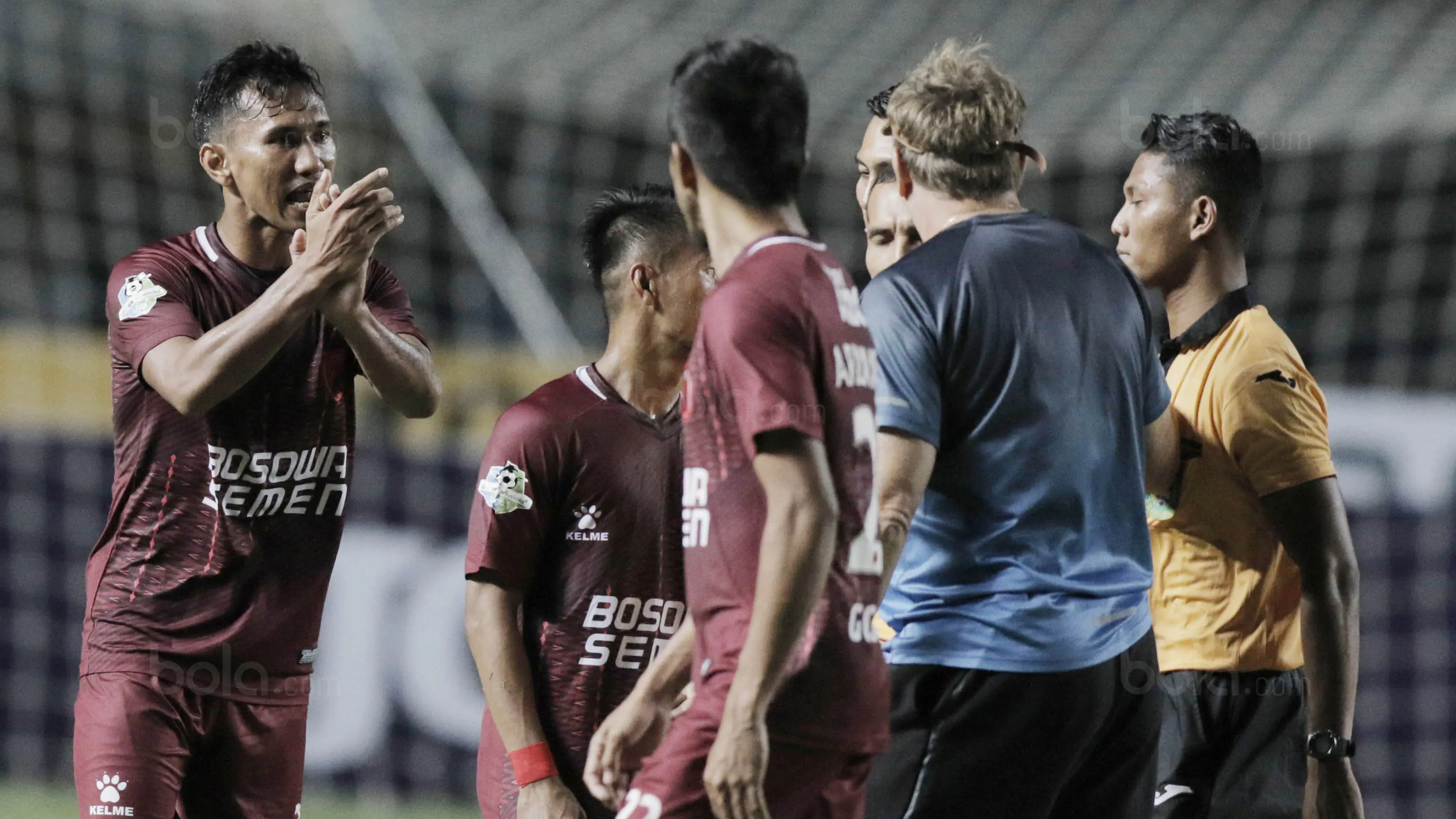 Pemain PSM Makassar, Zulkifli Syukur, saat pertandingan melawan Persib Bandung pada laga lanjutan Liga 1 di Stadion GBLA, Bandung, Rabu, (5/7/2017). (Bola.com/M Iqbal Ichsan)