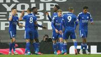 Selebrasi pemain Leicester City usai mengalahkan Manchester United 2-1 dalam pertandingan lanjutan Liga Inggris 2020/21 di Old Trafford, Rabu (12/5/2021). (Foto: AFP/Pool/Dave Thompson)