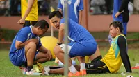 Syaiful Indra Cahya, dipastikan tidak bisa berlaga di lapangan saat duel Arema kontra PSM pada Jumat (15/10/2016) di Stadion Gajayana, Malang. (Bola.com/Iwan Setiawan)