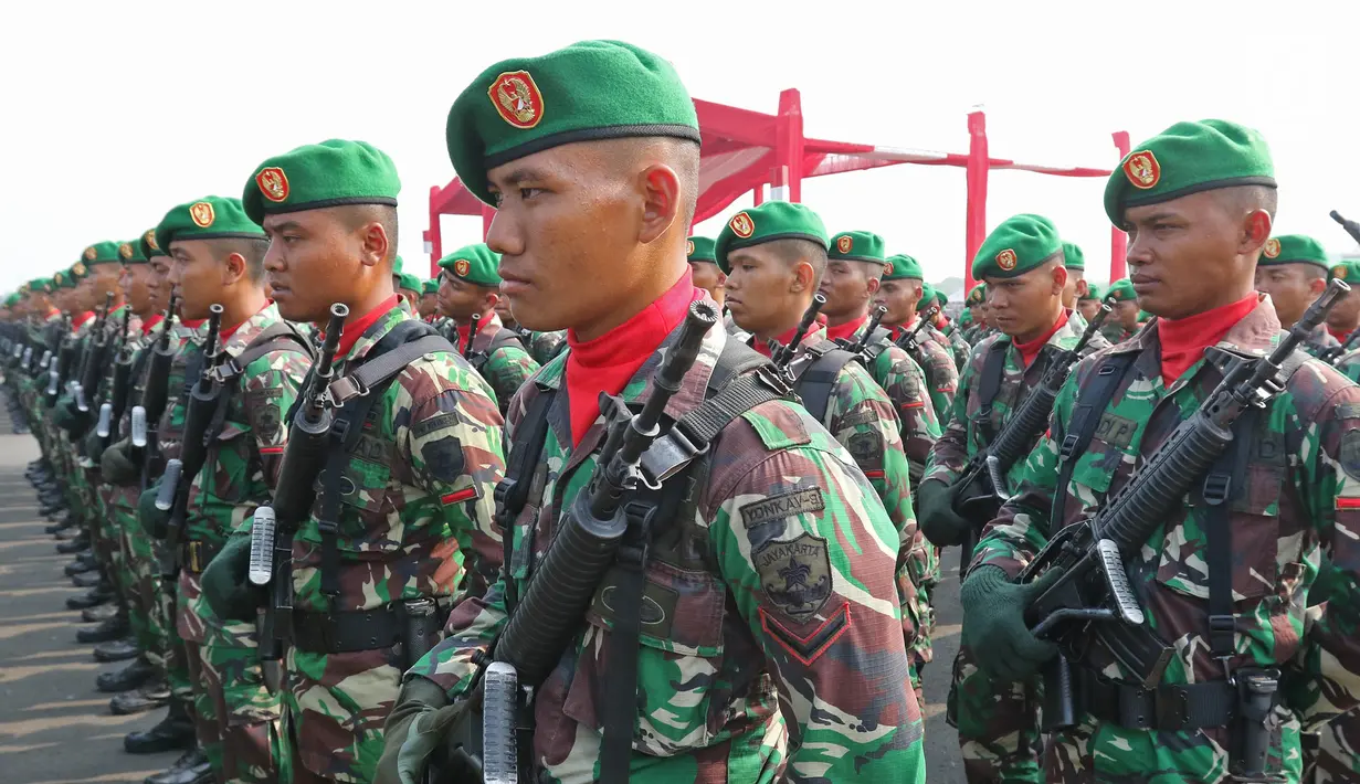 Prajurit TNI mengikuti apel kesiapan pasukan pengamanan pelantikan presiden dan wakil presiden terpilih 2019-2024 di Lanud Halim Perdanakusuma, Jakarta, Senin (30/9/2019). Sebanyak 8.526 pasukan disiagakan dalam pelantikan. (Liputan6.com/Herman Zakharia)