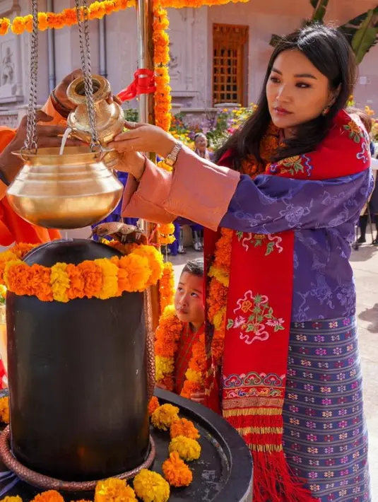 Misalnya saja ia tampil dengan busana waena keunguan dari atasan hingga kain bawahannya bermotif. Dipadukan selendang merah berbordir. [@queenjetsunpema]