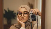 Prompt Mirror Selfie Wanita Berhijab dengan Nuansa Vintage (Gemini AI)