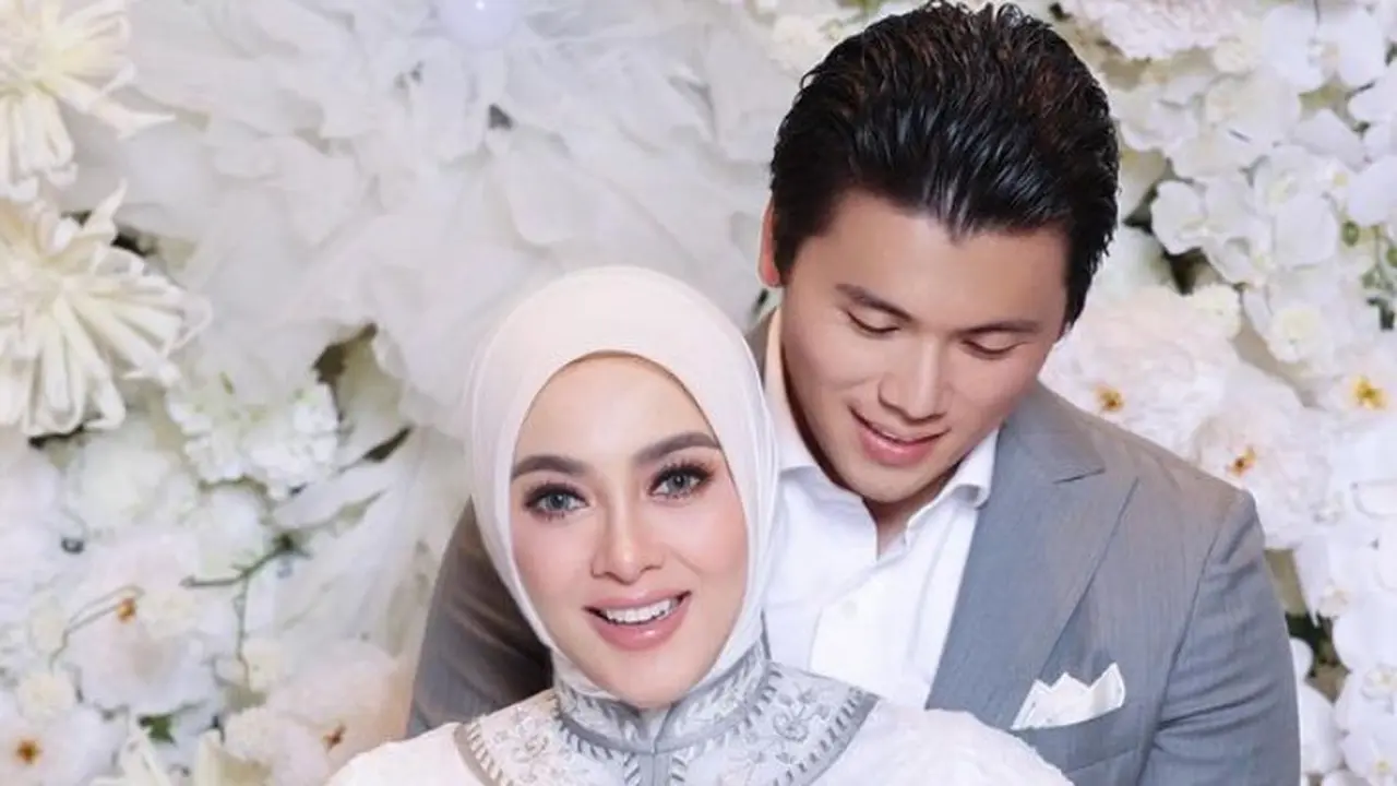 Gaya Syahrini Pamer Baby Bump saat Hamil 7 Bulan