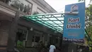 Sejumlah karyawan terlihat menyelamatkan beberapa barang saat terjadi kebakaran di Restoran Kari Umbi, Jakarta, Jumat (4/7/14). (Liputan6.com/Faizal Fanani)