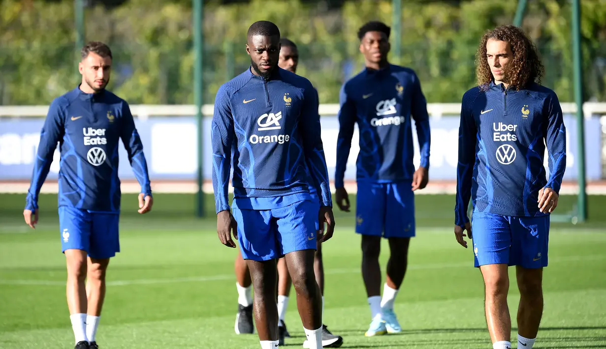 (dari kiri) Bek Prancis Jonathan Clauss, Dayot Upamecano dan gelandang Matteo Guendouzi ambil bagian dalam sesi latihan di Clairefontaine-en-Yvelines (19/9/2022). Latihan ini sebagai bagian dari persiapan tim untuk berlaga melawan Austria di Stade de France pada 22 September dan dilanjutkan tiga hari kemudian melawan Denmark di Copenhagen dalam lanjutan laga UEFA Nations League. (AFP/Franck Fife)
