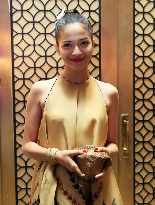 “Dia sangat dewasa, orangnya sangat baik dan cinta sama keluarganya menurut aku itu yang paling penting sebagai seorang lelaki harus sayang sama keluarga baru bisa sayang sama orang lain." Kata Putri Mirano. (Deki Prayoga/Bintang.com)