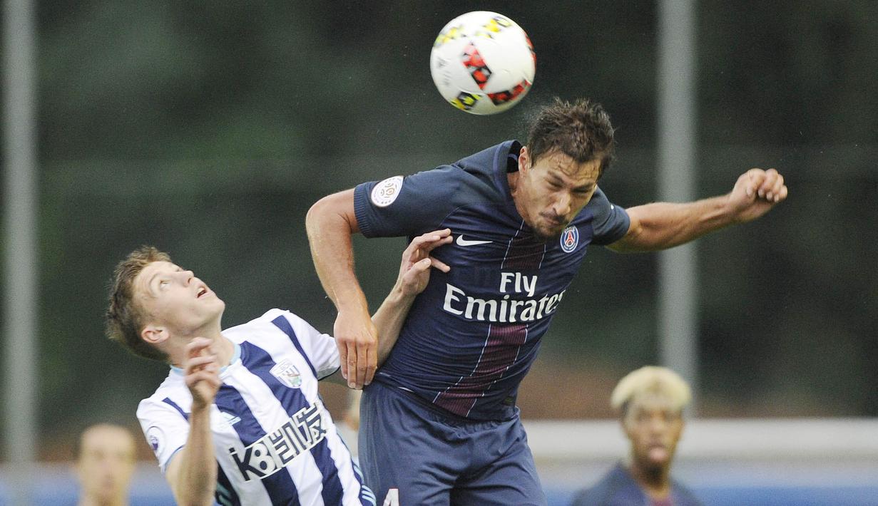 Benjamin Stambouli - Merekrut pemain dari Tottenham ini pada 2015 lalu merupakan keputusan fatal yang dilakukan PSG. Digadang-gadang bisa bersinar bersama Marco Verratti, Thiago Motta dan Blaise Matuidi, Stambouli justru gagal menembus skuad utama. (AFP/Samuel Kubani)