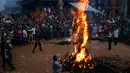 Umat Hindu Nepal membakar patung jerami dalam perayaan Ghanta Karna di Bhaktapur di pinggiran Kathmandu, Nepal (21/7). Menurut cerita setempat, setan Ghanta Karna suka menculik anak-anak dan perempuan. (AFP Photo/Gopen Rai)