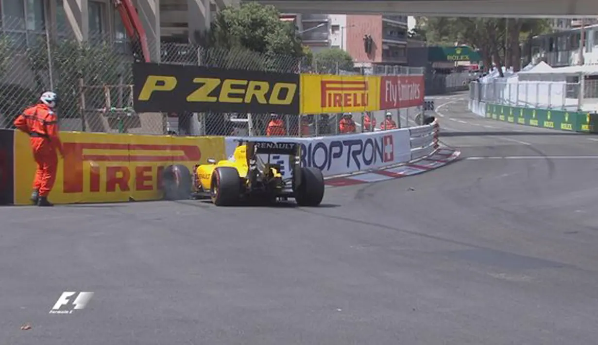 Giliran Kevin Magnussen (Renault) yang mengalami kesulitan saat sesi latihan kedua ajang F1 GP Monaco, Kamis (26/5). Mobilnya menabrak tembok pembatas di tikungan terakhir. (twitter.com/F1)