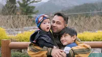6 Momen Lucu Raffi Ahmad Salah Memakaikan Baju Rayyanza, Bikin Ngakak