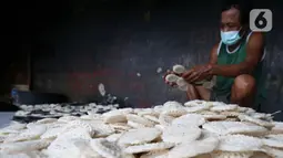 Pekerja memilih kerupuk di industri rumahan di kawasan Manggarai, Jakarta, Rabu (26/1/2022). Program Pemulihan Ekonomi Nasional (PEN) 2022 ditetapkan sebesar Rp455,62 triliun pada APBN tahun ini. (Liputan6.com/Angga Yuniar)