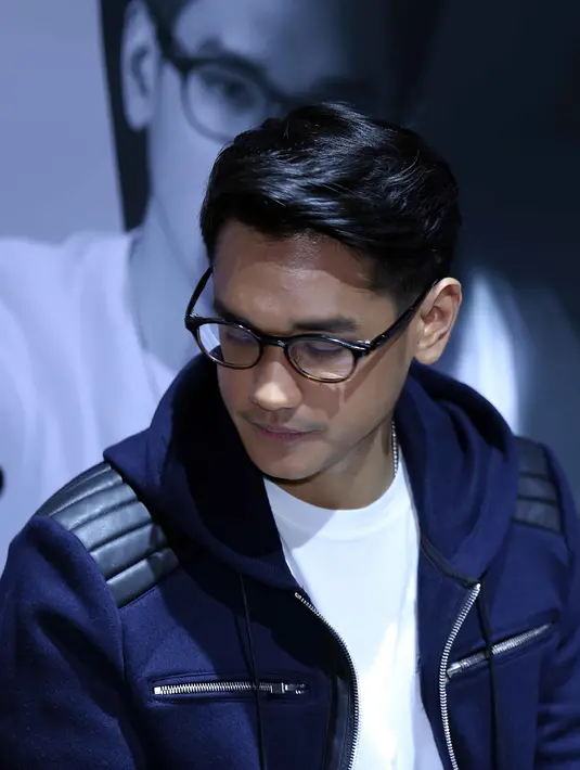 Video romantis Afgan ketika sedang memberikan kejutan di hari ulang tahun Rossa yang ke 38 tahun itu tersebar luas, sehingga semakin meyakinkan publik bahwa keduanya memiliki hubungan lebih dari sekedar sahabat. (Nurwahyunan/Bintang.com)