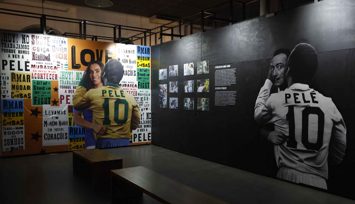 Diketahui, sepanjang kariernya sebagai pemain sepak bola, Pele berhasil membawa Brasil menjadi juara Piala Dunia FIFA sebanyak 3 kali, yaitu pada tahun 1958 di Swedia, tahun 1962 di Chili, dan tahun 1970 di Meksiko. Tampak dalam foto, detail Museum Pele terlihat setelah pengumuman akuisisi merek mendiang legenda sepak bola Brasil, Pele, oleh NR Sports di Santos, Sao Paulo, Brasil, pada Selasa 25 November 2025. (Miguel SCHINCARIOL/AFP)