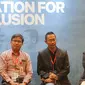 Ketua Umum AFPI Adrian Gunadi berbincang dengan Direktur Pengaturan, Perizinan, dan Pengawasan OJK Hendrikus Pasagi, Wakil Ketum AFPI Sunu Widyatmoko, dan CEO Tokomodal Chris Antonius dalam Sesi Hard Talk di Indonesia Fintech Summit & Expo 2019, Jakarta, Selasa (24/9/2019) (Liputan6.com/HO/Ismail)