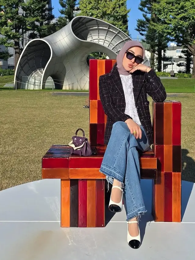 Syahrini di Jepang pakai jaket Chanel. [@princessyahrini]