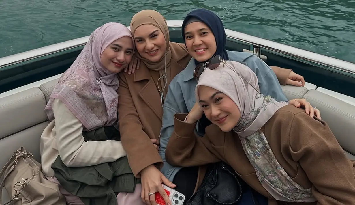 Dhini Aminarti mengunggah foto-foto tersebut dengan keterangan yang singkat namun penuh makna. Ia menuliskan, "Lagi cek2 gallery, eh. Yuk ah kemana lagiiiiii", menunjukkan betapa berharganya kenangan tersebut. Unggahan itu juga langsung dikomentar Nadzira Shafa, yang mengungkapkan rasa rindunya. (Liputan6.com/IG/@dhiniaminarti)