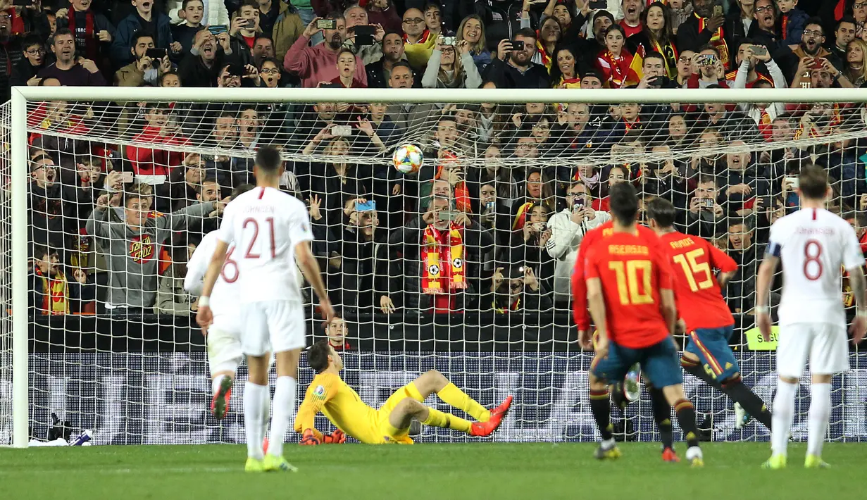 Bek Spanyol, Sergio Ramos (kedua kanan) berselebrasi usai mencetak gol lewat titik penalti selama pertandingan grup F babak kualifikasi Euro 2020 di stadion Mestalla, Valencia (23/3). Spanyol menang tipis atas Norwegia 2-1. (AP Photo/Alberto Saiz)