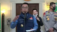 Gubernur Jawa Barat Ridwan Kamil saat menyampaikan keterangan kepada pers terkait perkembangan penanganan virus Corona (Covid-19) di Gedung Sate, Senin (8/6/2020). (Liputan6.com/Huyogo Simbolon)