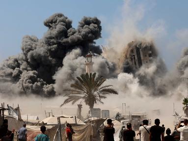 Asap membubung saat serangan Israel terhadap Menara Mushtaha di Kota Gaza pada 5 September 2025. (Omar AL-QATTAA/AFP)