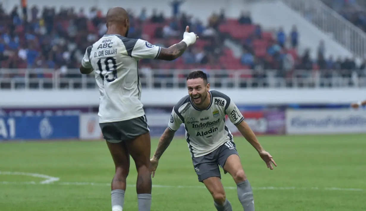 Selebrasi pemain Persib Bandung Marc Klok (kanan) setelah mencetak gol pertama dalam pertandingan pekan ke-21 BRI Liga 1 2022/2023 melawan PSIS Semarang, Selasa (31/1/2023). Gol Marc Klok tercipta berkat umpan manis dari David Da Silva. (Dok. Persib Bandung)