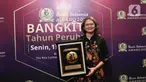 Irnawati W. Kahardja selaku Head of Protocol and Public Affairs PT Surya Citra Media Tbk, berpose dengan piagam usai penganugerahan Bisnis Indonesia Award (BIA) 2022 di Jakarta, Senin (15/8/2022). PT Surya Citra Media TBK mendapatkan penghargaan Bisnis Indonesia Award (BIA) 2022 dalam kategori Media dan Hiburan. (Liputan6.com/Herman Zakharia)