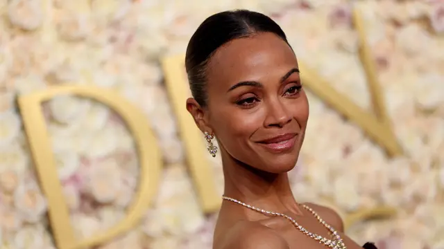 Zoe Saldana dalam Golden Globes 2025. (Etienne Laurent / AFP)