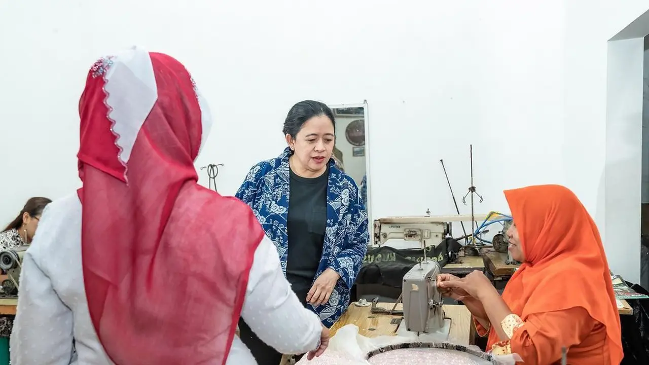 Puan Maharani melihat proses produksi kain bordir khas Kudus ditemani Sa’adah pemilik butik Dahlia Bordir Kudus. (Liputan6.com/Arief Pramono)