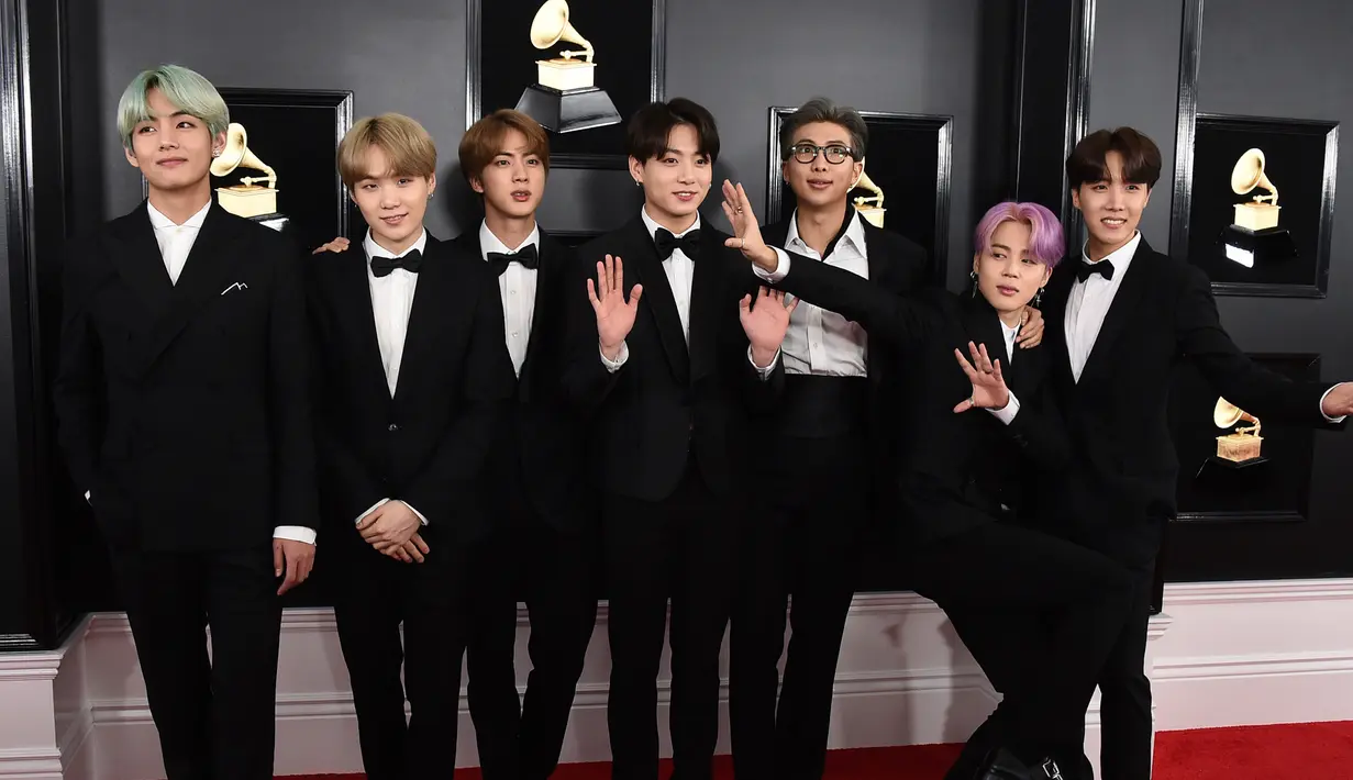 <p>Boyband Korea Selatan, Bangtan Boys alias BTS menghadiri perhelatan Grammy Awards 2019 di Staples Center, Los Angeles, Minggu (10/2). Beberapa member seperti J-Hope, Suga, Jin dan Jongkook memilih mengenakan dasi kupu-kupu. (Jordan Strauss/Invision/AP)</p>
