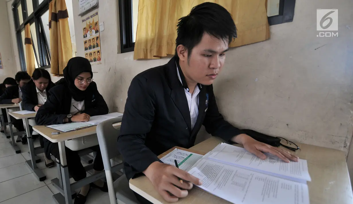 Para peserta mengerjakan soal Ujian Sekolah Berbasis Komputer (USBK) Paket C di Gedung SDN 03 Sumur Batu, Kemayoran, Jakarta, Kamis (21/3). USBK Paket C terdiri atas 12 mata pelajaran. (merdeka.com/Iqbal Nugroho)