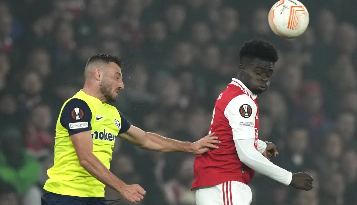 Gelandang Arsenal Bukayo Saka berebut bola dengan bek FC Zurich Fidan Aliti pada matchday terakhir Grup A  Liga Europa 2022/2023 di Emirates Stadium, Jumat (4/11/2022) dinihari WIB. Arsenal berhasil mengalahkan FC Zurich dengan skor 1-0. (AP Photo/Frank Augstein)