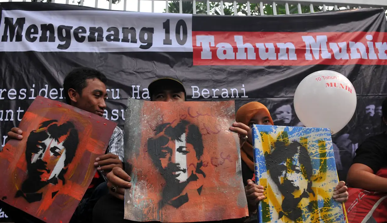 Dalam aksi memperingati 10 tahun tewasnya Munir, para massa itu membawa spanduk dan poster bergambar aktivis HAM tersebut, Jakarta, (8/9/14). (Liputan6.com/Johan Tallo)