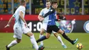 Bek Inter Milan, Joao Cancelo, berusaha melewati pemain Lazio pada laga Serie A, Italia, di Stadion Giuseppe Meazza, Milan Sabtu (30/12/2017). Inter Milan ditahan imbang 0-0 oleh Lazio. (AP/Antonio Calanni)